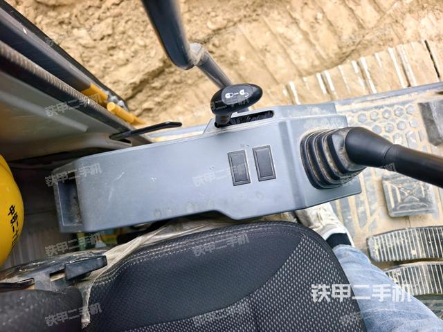 座椅左側(cè)控制臺/音響/含左手柄(駕駛室部分) 座椅左側(cè)控制臺/音響/含左手柄(駕駛室部分)