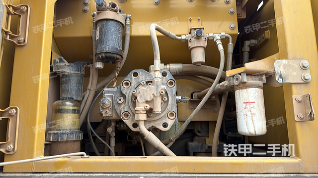 液压泵舱室正面整体(整机外观) 液压泵舱室正面整体(整机外观)