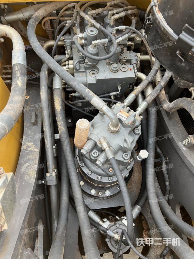 回轉(zhuǎn)馬達(dá)和主控閥(整機(jī)外觀) 回轉(zhuǎn)馬達(dá)和主控閥(整機(jī)外觀)