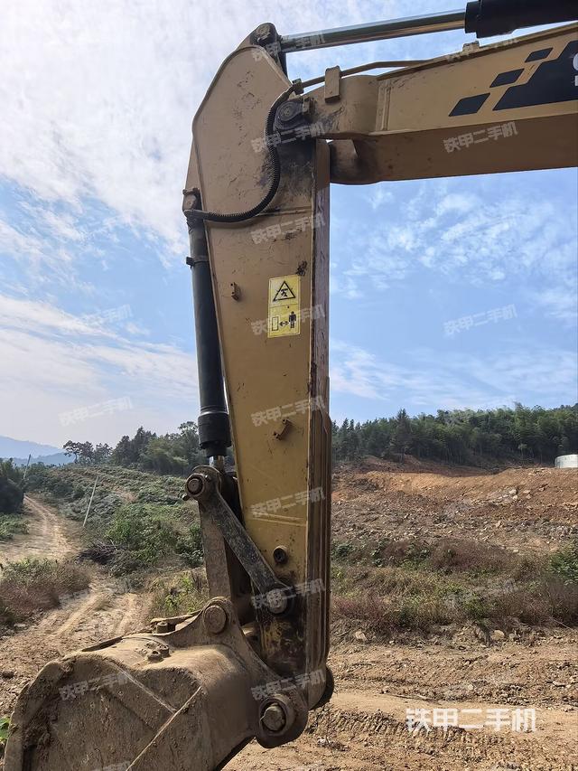 小臂整体左后(工作和回转装置) 小臂整体左后(工作和回转装置)