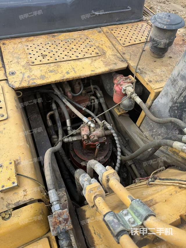 回转马达和主控阀(整机外观) 回转马达和主控阀(整机外观)