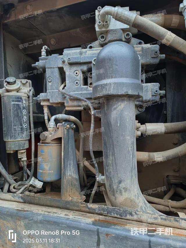 液压泵舱室正面整体(整机外观) 液压泵舱室正面整体(整机外观)