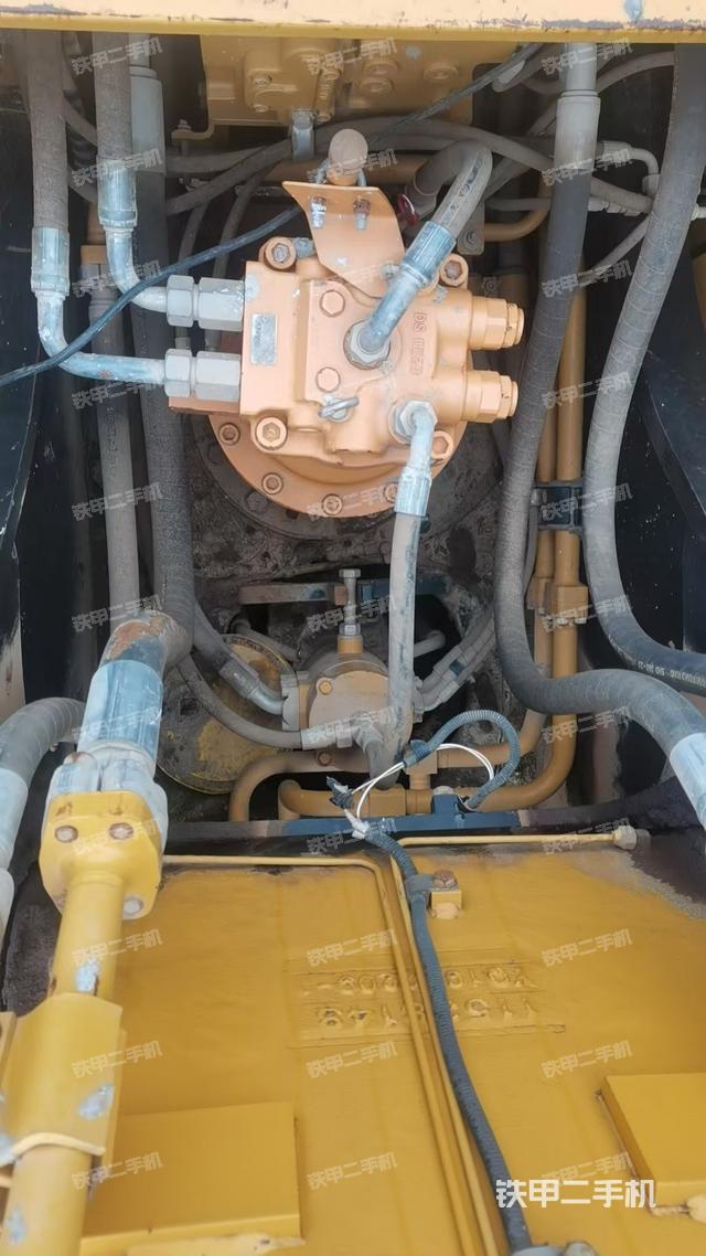 回轉(zhuǎn)馬達(dá)和主控閥(整機外觀) 回轉(zhuǎn)馬達(dá)和主控閥(整機外觀)