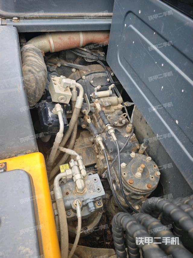 回转马达和主控阀(整机外观) 回转马达和主控阀(整机外观)