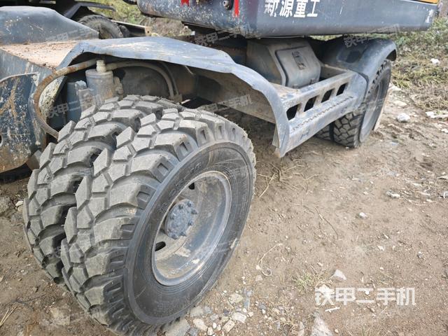 單側(cè)履帶整體(整機(jī)外觀) 單側(cè)履帶整體(整機(jī)外觀)