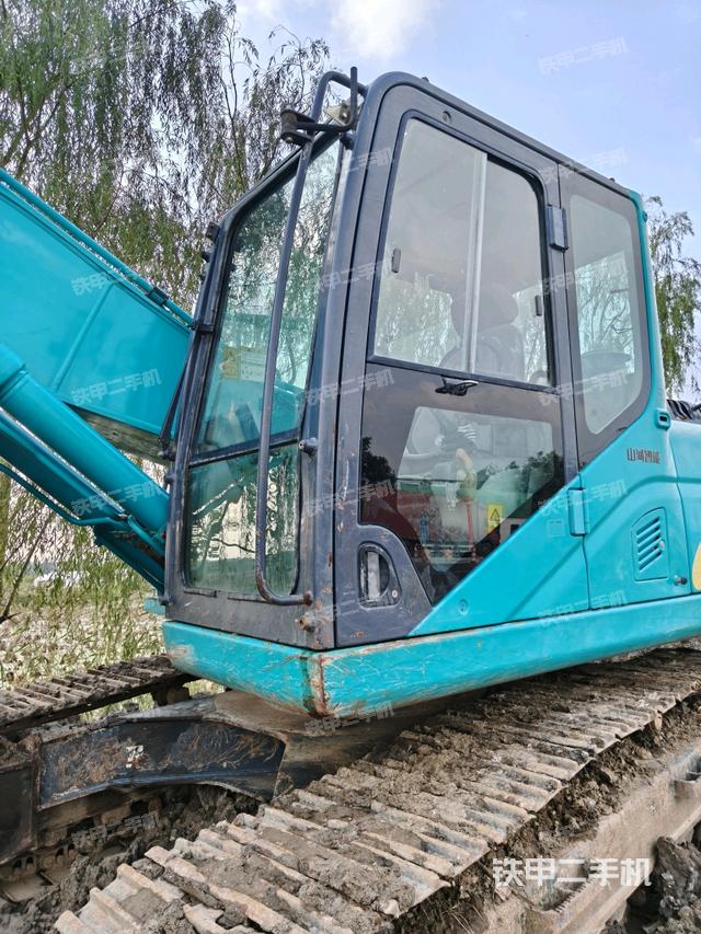 驾驶室整体(整机外观) 驾驶室整体(整机外观)