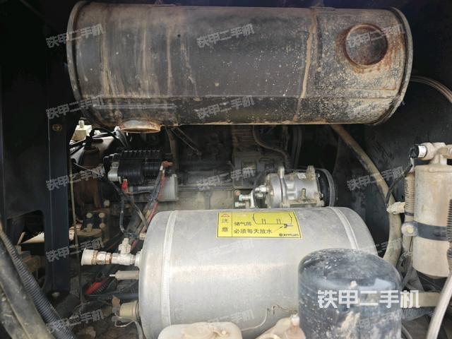 液压泵舱室正面整体(整机外观) 液压泵舱室正面整体(整机外观)