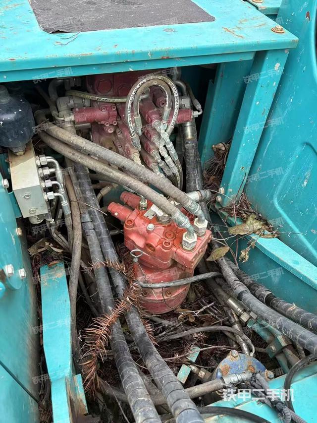 回转马达和主控阀(整机外观) 回转马达和主控阀(整机外观)