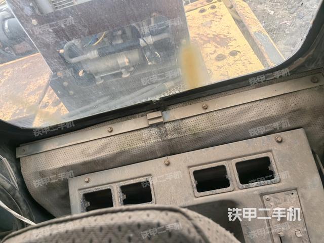 左后方玻璃角標（駕駛室部分）