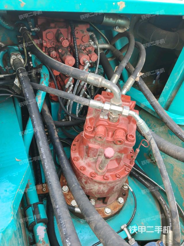 回转马达和主控阀(整机外观) 回转马达和主控阀(整机外观)