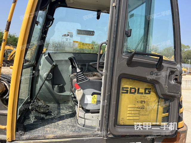 驾驶室整体(整机外观) 驾驶室整体(整机外观)