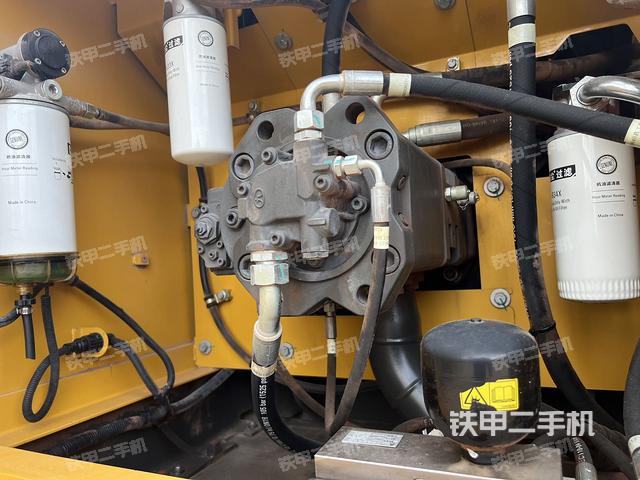 液压泵舱室正面整体(整机外观) 液压泵舱室正面整体(整机外观)