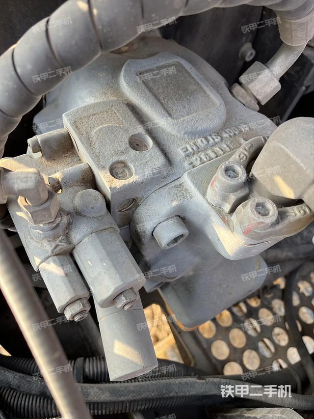 液壓泵艙室正面整體(整機外觀) 液壓泵艙室正面整體(整機外觀)