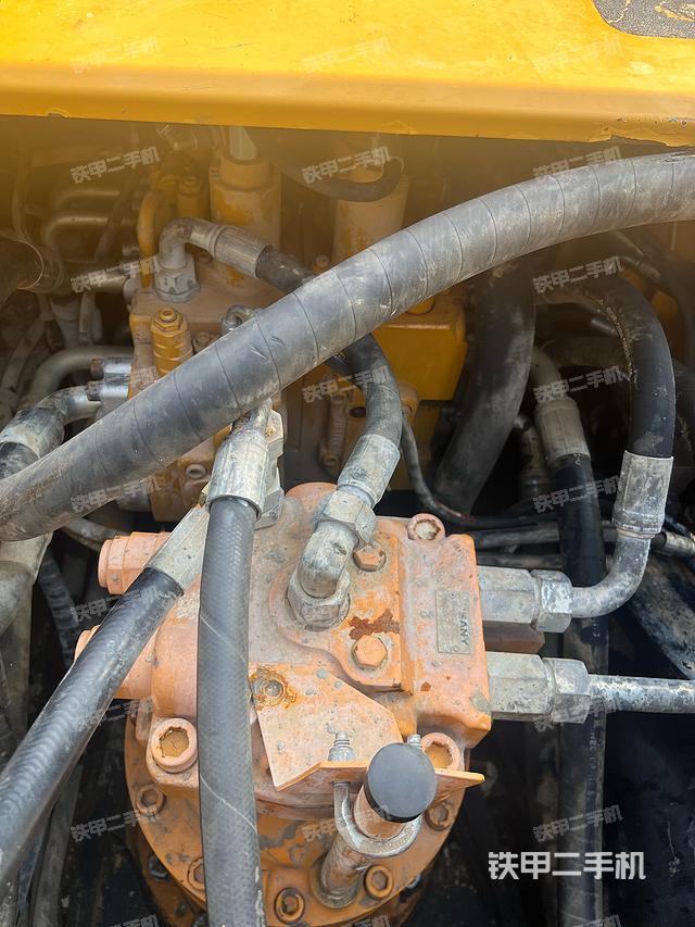 回转马达和主控阀(整机外观) 回转马达和主控阀(整机外观)