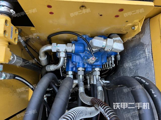 回转马达和主控阀(整机外观) 回转马达和主控阀(整机外观)