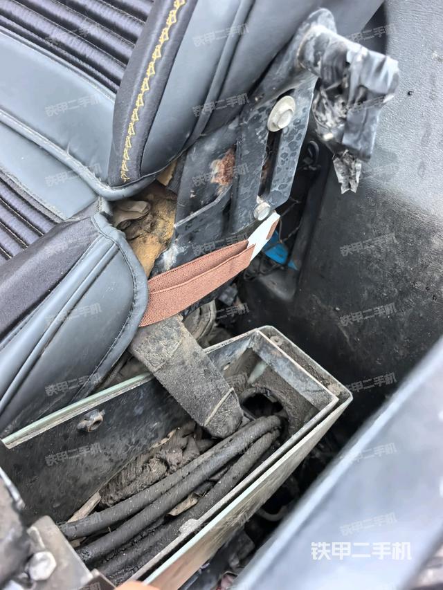 座椅右侧控制台/钥匙门/油门/含右手柄(驾驶室部分) 座椅右侧控制台/钥匙门/油门/含右手柄(驾驶室部分)