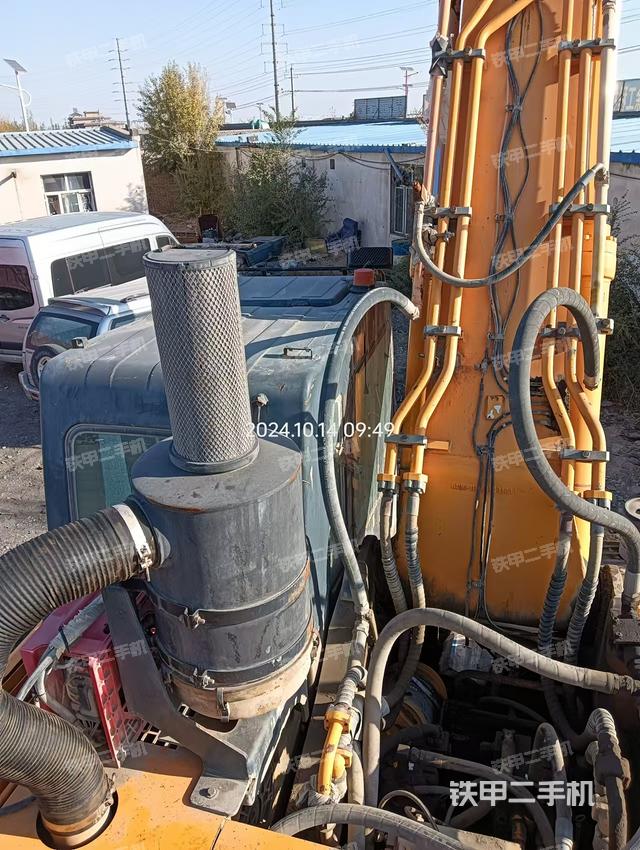 驾驶室顶部(整机外观) 驾驶室顶部(整机外观)