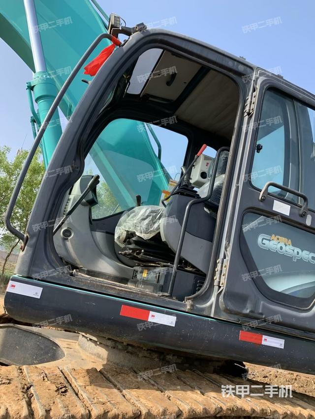 駕駛室整體(整機(jī)外觀) 駕駛室整體(整機(jī)外觀)