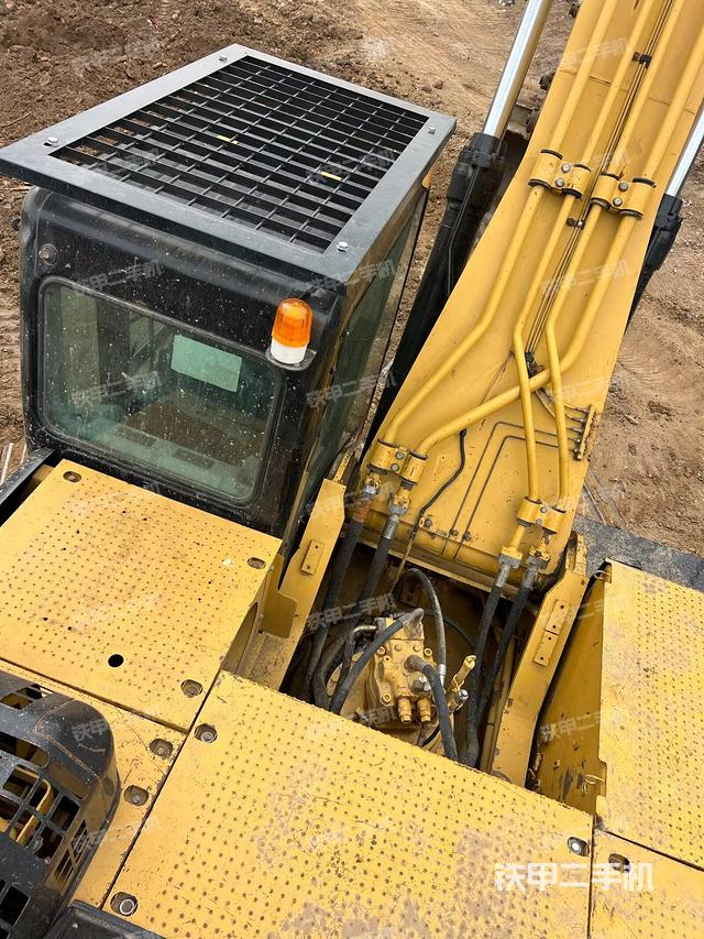 驾驶室顶部(整机外观) 驾驶室顶部(整机外观)