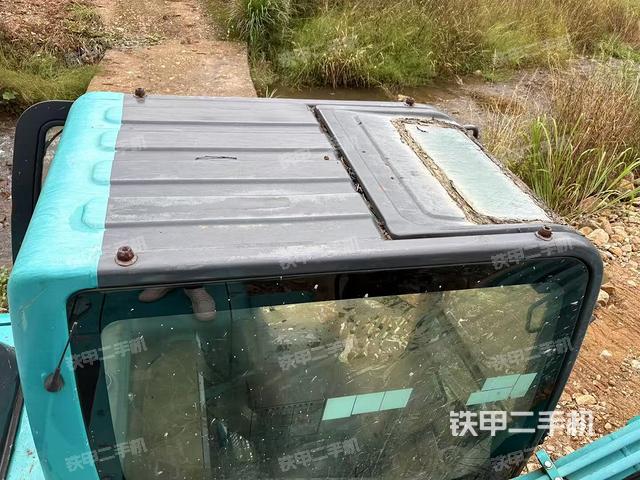 驾驶室顶部(整机外观) 驾驶室顶部(整机外观)