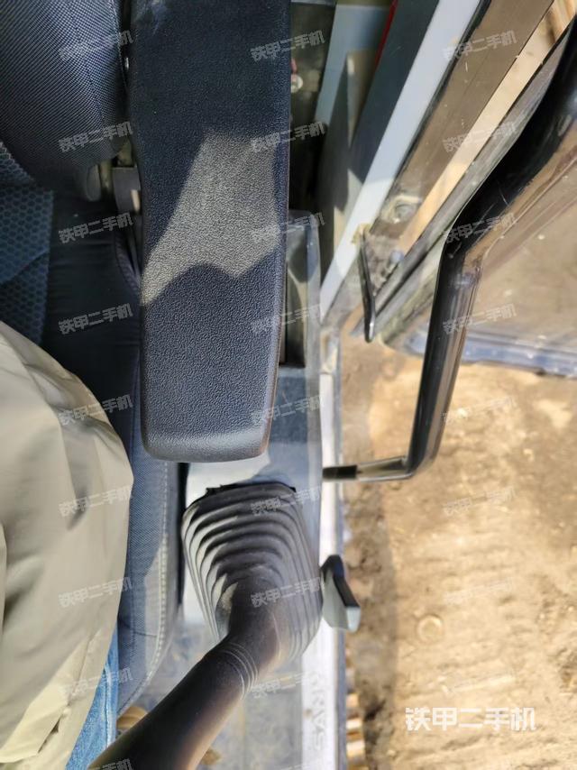 座椅左側控制臺/音響/含左手柄(駕駛室部分) 座椅左側控制臺/音響/含左手柄(駕駛室部分)