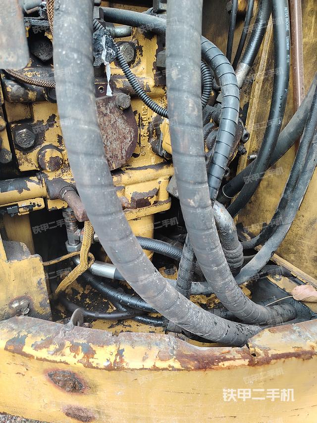 液压泵舱室正面整体(整机外观) 液压泵舱室正面整体(整机外观)