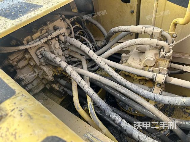 回转马达和主控阀(整机外观) 回转马达和主控阀(整机外观)