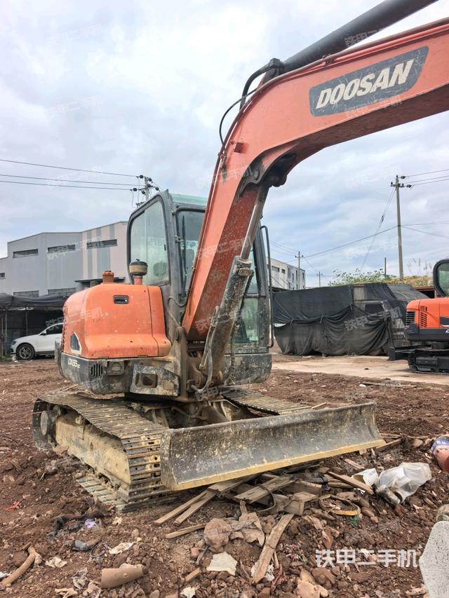 转盘和下车架正前(工作和回转装置) 转盘和下车架正前(工作和回转装置)