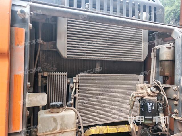 散熱器正面(大件艙室) 散熱器正面(大件艙室)