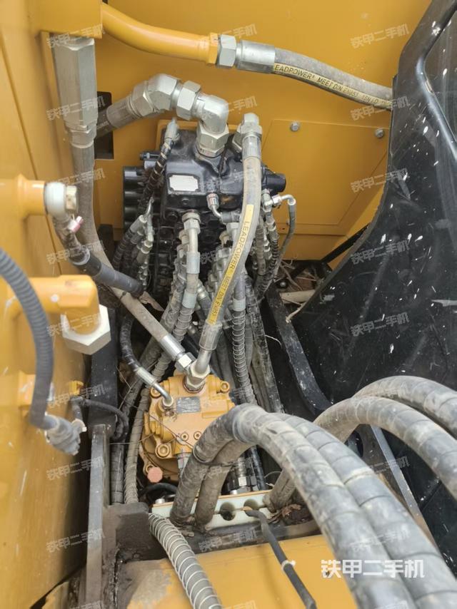 回转马达和主控阀(整机外观) 回转马达和主控阀(整机外观)