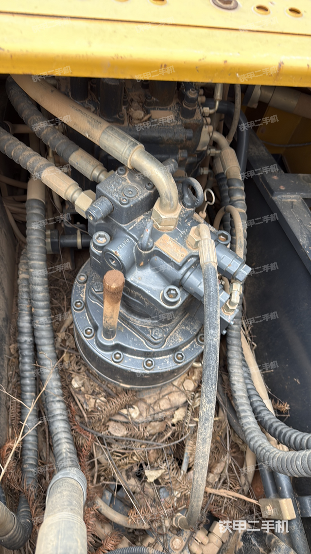 回转马达和主控阀(整机外观) 回转马达和主控阀(整机外观)