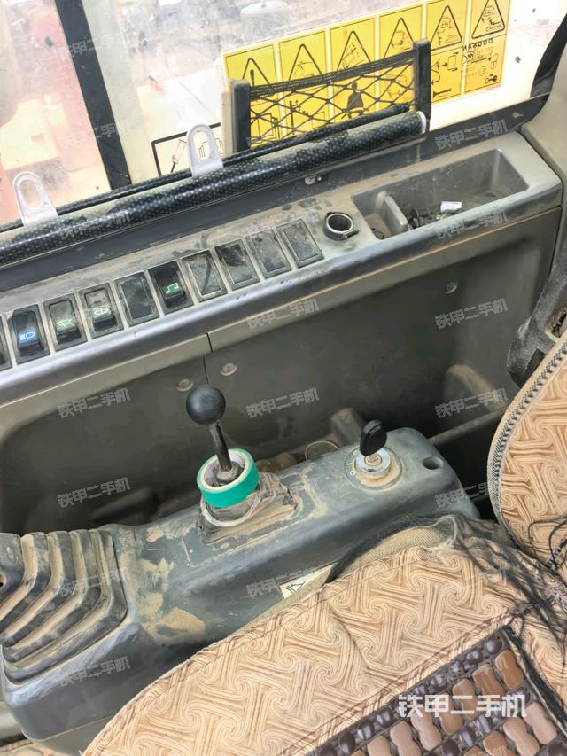 座椅右侧控制台/钥匙门/油门/含右手柄(驾驶室部分) 座椅右侧控制台/钥匙门/油门/含右手柄(驾驶室部分)