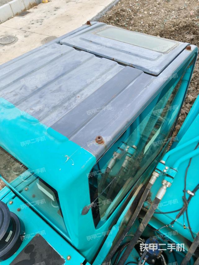 驾驶室顶部(整机外观) 驾驶室顶部(整机外观)