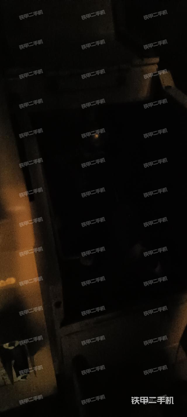 液压泵舱室正面整体(整机外观) 液压泵舱室正面整体(整机外观)