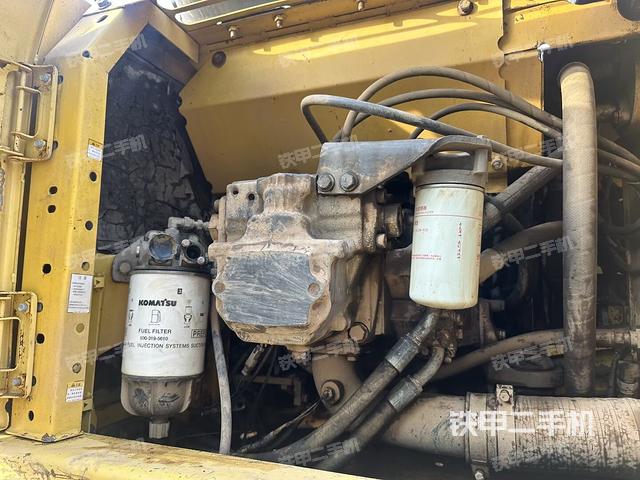 液压泵舱室正面整体(整机外观) 液压泵舱室正面整体(整机外观)