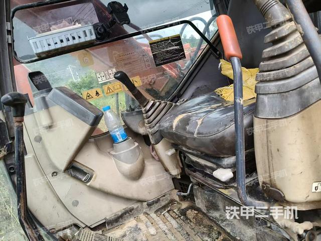 駕駛室整體(整機(jī)外觀) 駕駛室整體(整機(jī)外觀)