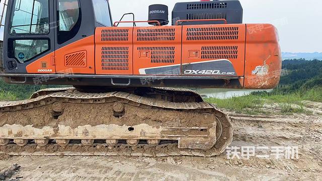 驾驶室整体(整机外观) 驾驶室整体(整机外观)