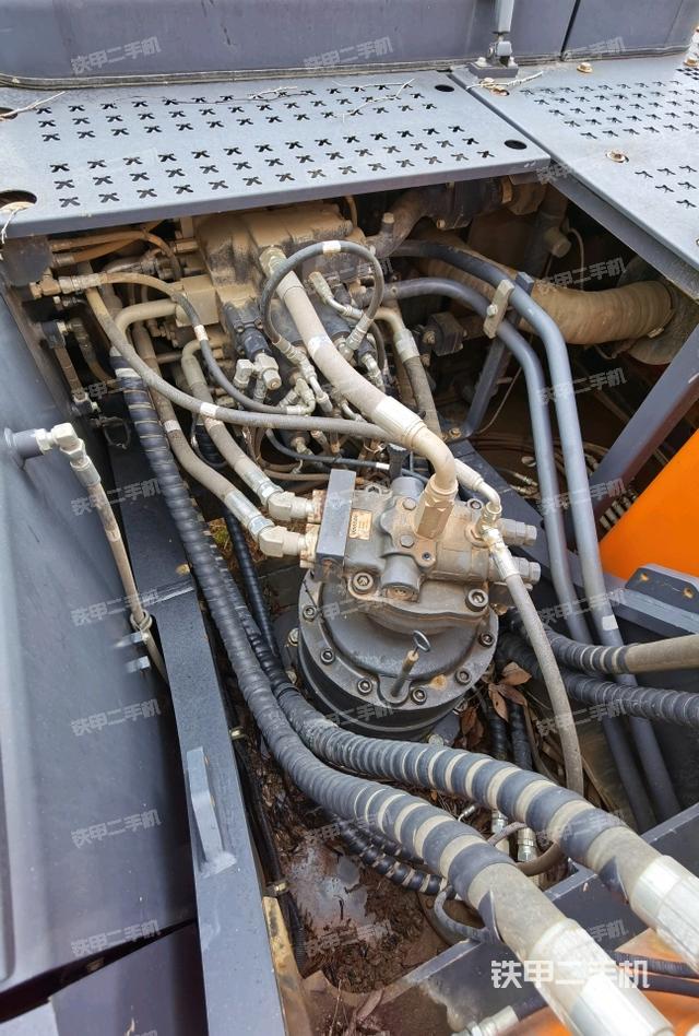 回转马达和主控阀(整机外观) 回转马达和主控阀(整机外观)