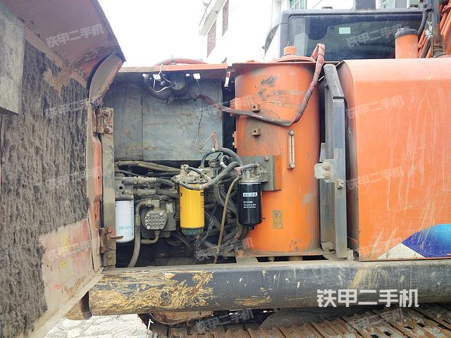 液压泵舱室正面整体(整机外观) 液压泵舱室正面整体(整机外观)