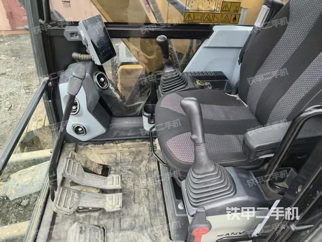 驾驶室整体(整机外观) 驾驶室整体(整机外观)