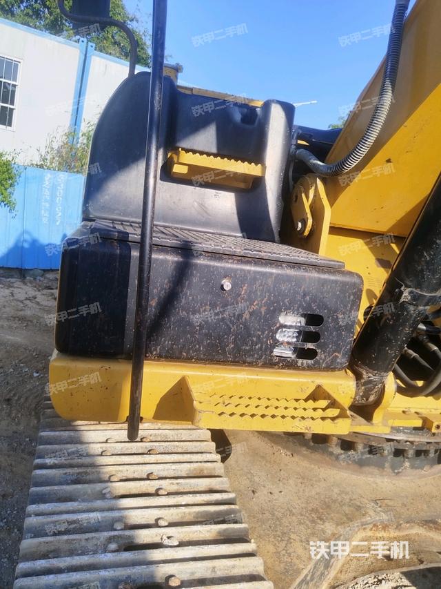 鏟斗右后整體(工作和回轉(zhuǎn)裝置) 鏟斗右后整體(工作和回轉(zhuǎn)裝置)