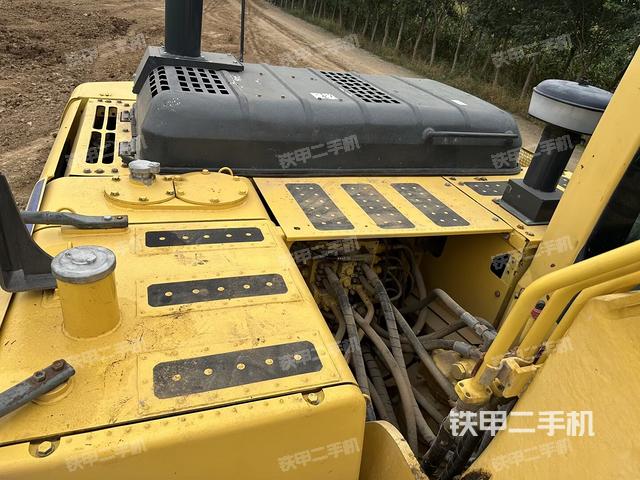 驾驶室顶部(整机外观) 驾驶室顶部(整机外观)