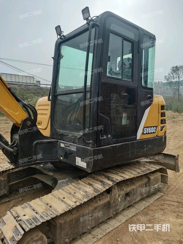 駕駛室整體(整機(jī)外觀) 駕駛室整體(整機(jī)外觀)