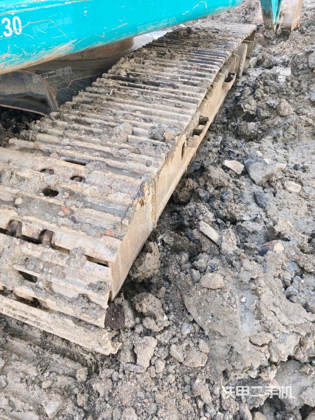 单侧履带整体(整机外观) 单侧履带整体(整机外观)