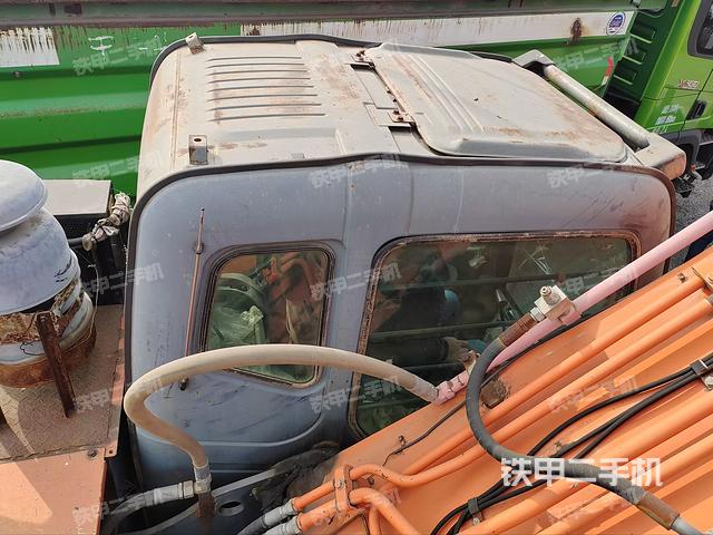 驾驶室顶部(整机外观) 驾驶室顶部(整机外观)