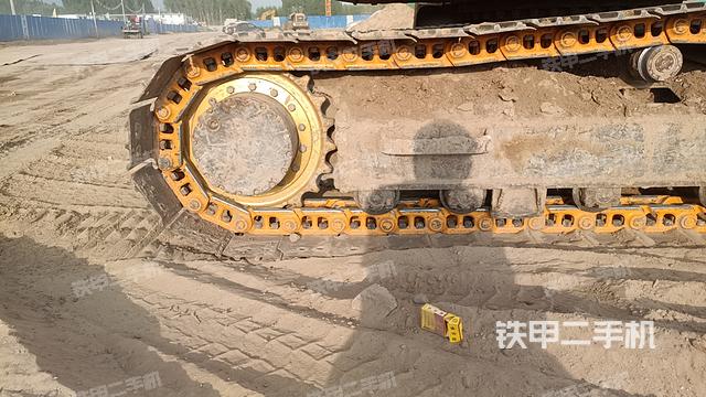 单侧履带整体(整机外观) 单侧履带整体(整机外观)