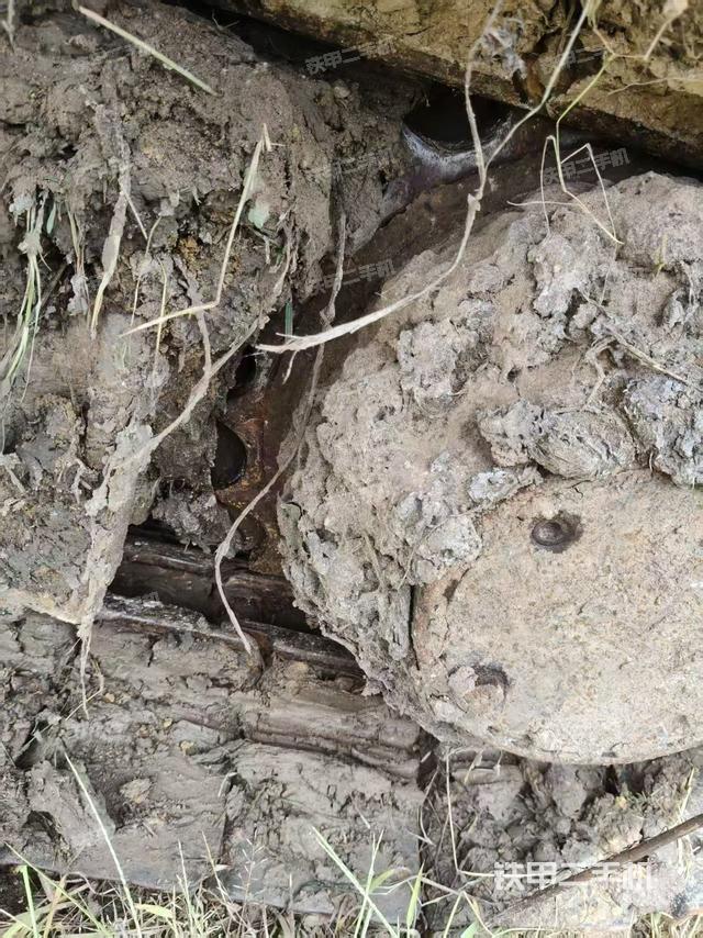 單側(cè)履帶整體(整機(jī)外觀) 單側(cè)履帶整體(整機(jī)外觀)