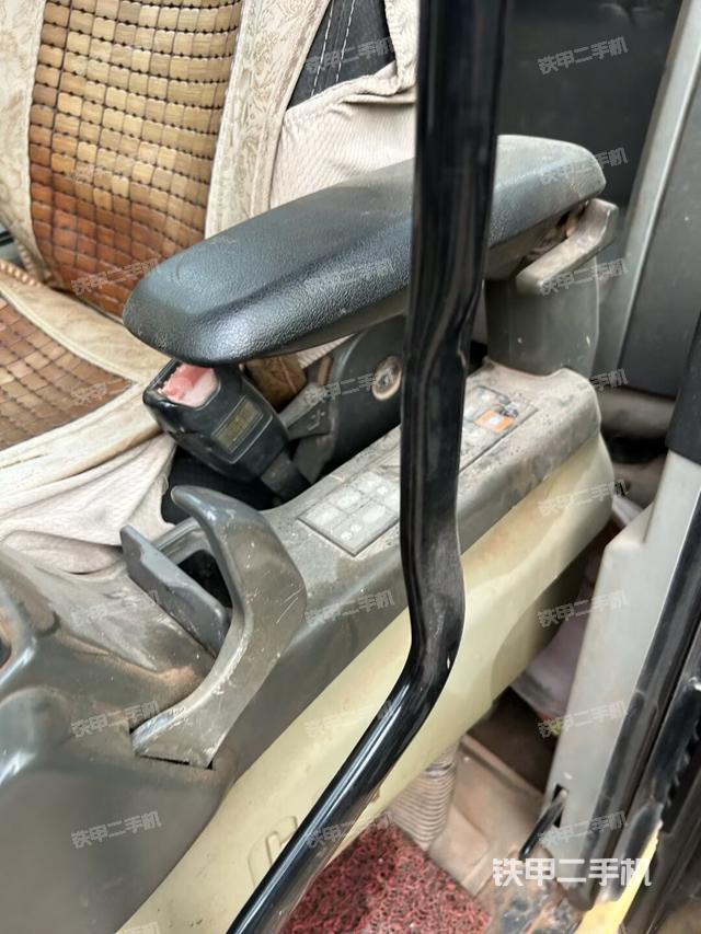 座椅右側(cè)控制臺/鑰匙門/油門/含右手柄(駕駛室部分) 座椅右側(cè)控制臺/鑰匙門/油門/含右手柄(駕駛室部分)