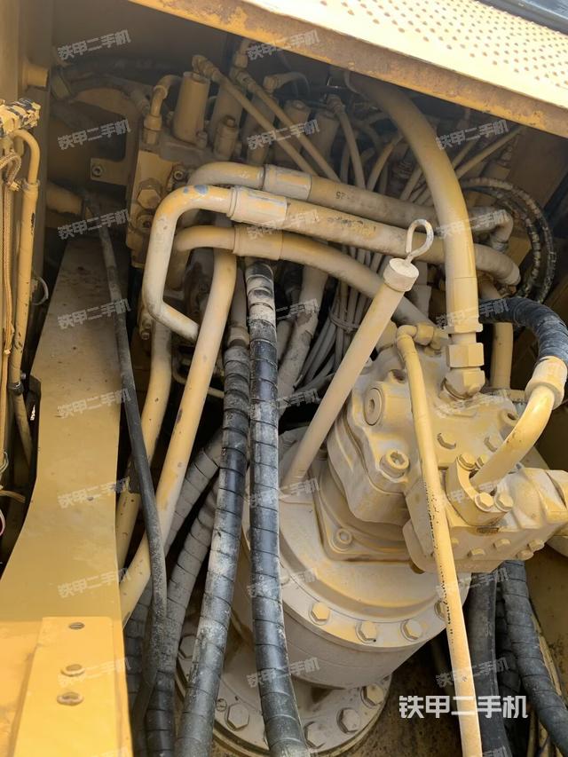 回轉(zhuǎn)馬達(dá)和主控閥(整機(jī)外觀) 回轉(zhuǎn)馬達(dá)和主控閥(整機(jī)外觀)