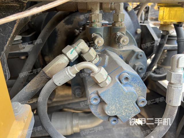 液壓泵艙室正面整體(整機外觀) 液壓泵艙室正面整體(整機外觀)